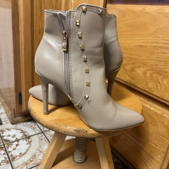 Boots hill - Picture 7 of 7